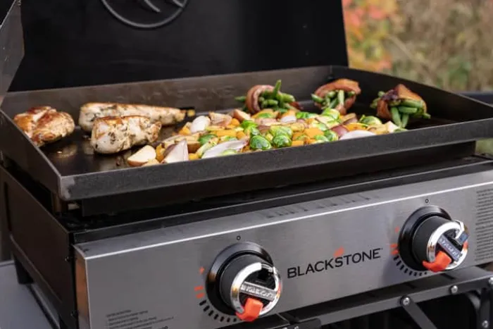 Blackstone 22” Plancha Bordgrill med låg Grillareal: B 57 x D 41,5 cm - 2 brændere - Sort