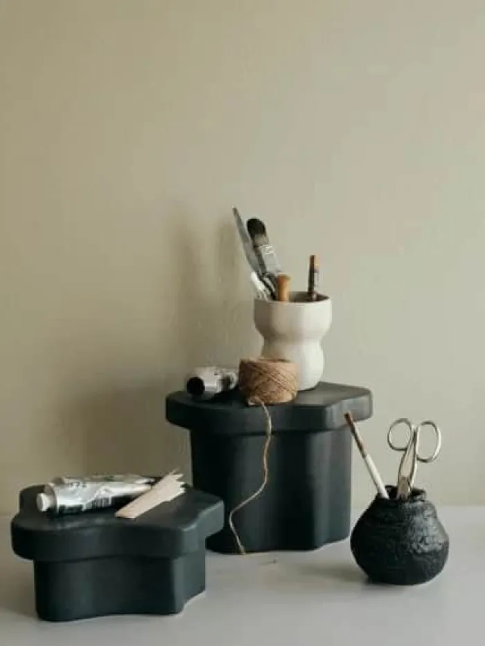 Broste Copenhagen Sonja Piedestal B 24 x D 18 x H 18 cm - Stentøj - Sort