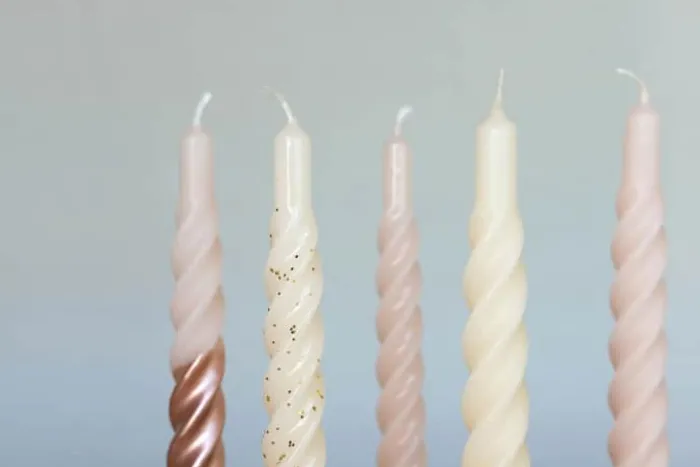 Candles with a twist Lys - 6 stk. Ø 2,2 x H 21 cm - 100% paraffin - Rosa/guld