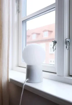 CASA Living Bloom Bordlampe H 19 cm - Marmor/glas - Hvid