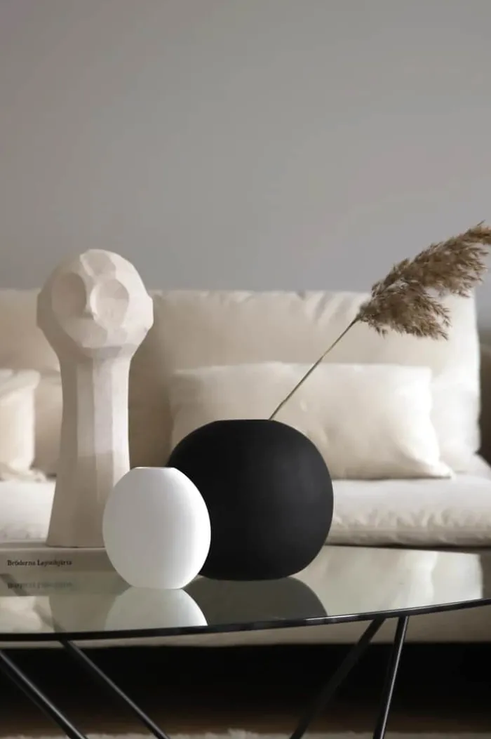 Cooee Ball Vase H 10 cm - Keramik - Sort