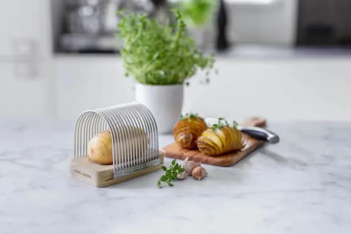 Cook & Baker Hasselback Kartoffelholder H 11 x B 10 x L 14 cm - Træ/rustfrit stål