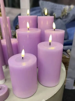 Deluxe Homeart Real Flame LED Bloklys Ø 7,5 x H 15 cm - Stearin/resin - Lavendel