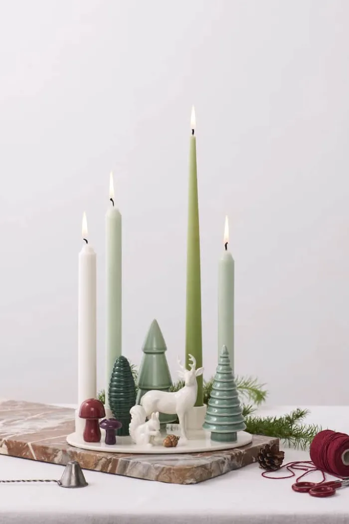 Dottir Winter Stories Woodland Adventstage H 14,6 x B 23,3 cm - Porcelæn - White/green/brown