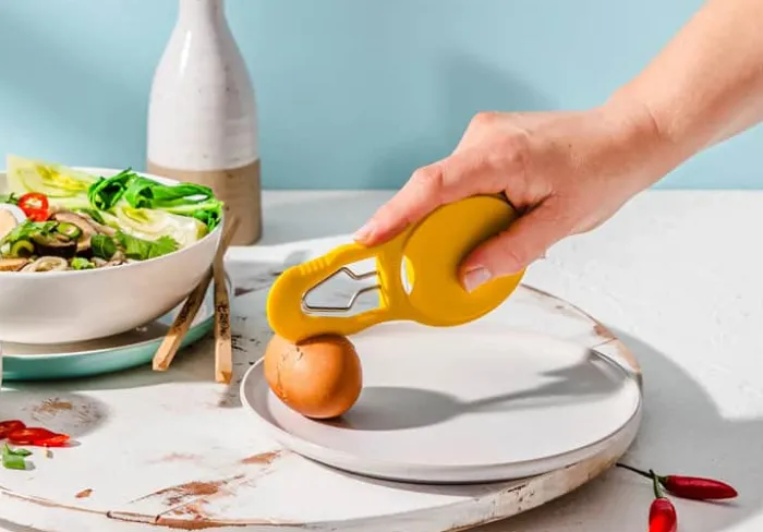 Dreamfarm Æggedeler L 15 cm - Rustfrit stål - Gul