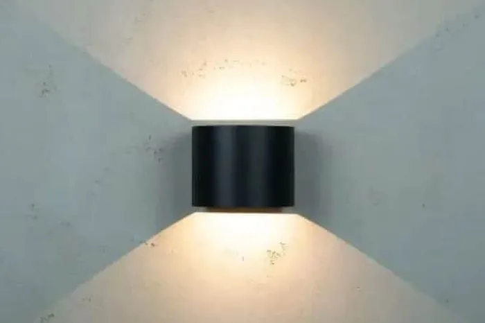 Dyberg Larsen Mars Udendørs Væglampe H 11 x B 14 x L 11,7 cm - Integreret LED - Mat sort