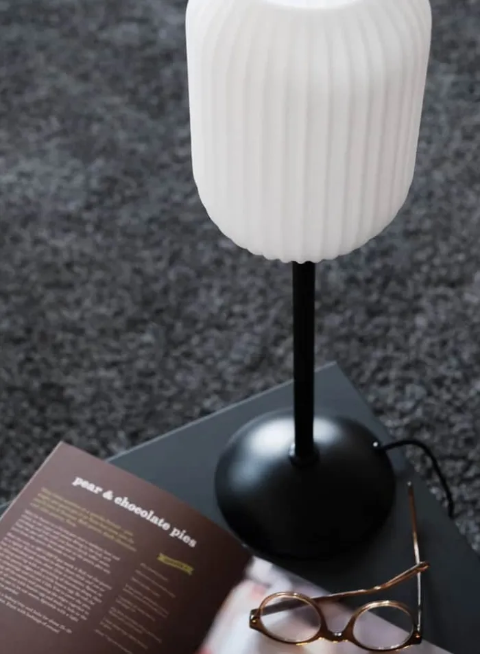 Dyberg Larsen Riflet Bordlampe H 23 x Ø 13,5 cm - Opal/sort