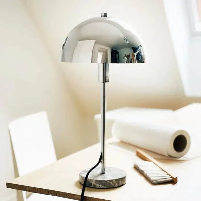 Dyberg Larsen Stockholm LED Bordlampe Ø 20 x H 30 cm - Integreret LED - Krom/marmor