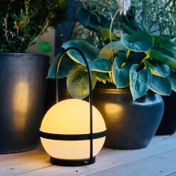 Dyberg Larsen Summer Solar Bordlampe Ø 22,5 x H 36 cm - Polyethylen/metal - Hvid