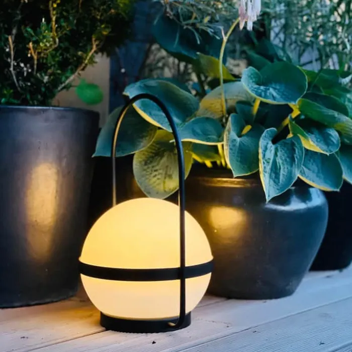 Dyberg Larsen Summer Solar Bordlampe Ø 22,5 x H 36 cm - Polyethylen/metal - Hvid