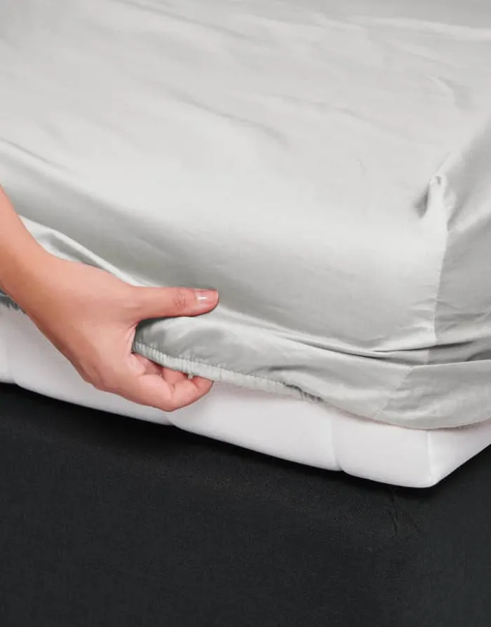 Essenza Satin Boxlagen B 180 x L 200 cm - Bomuldssatin - Sølvfarvet