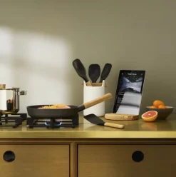 Eva Solo Nordic Kitchen Grydeske Lille L 27 cm - Egetræ/silikone - Natur/sort