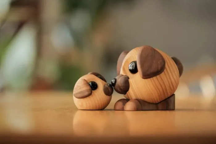FableWood Pick Me Up Hund - Molly H 5 cm - Valnødde- og asketræ