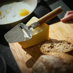 Fiskars Norden Ostehøvl L 20 cm - Rustfrit stål/birketræ