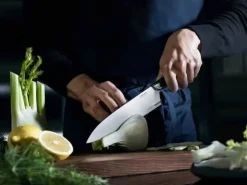 Fiskars Taiten Kokkekniv L 20 cm - Titanium/plastik - Sort