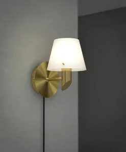 Herstal Gil Væglampe Ø 10,4 cm - Metal - Satin brass/opal