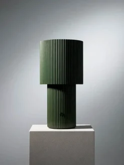 Herstal Iluma Bordlampe Ø 12,2 x H 22,1 cm - Metal - Grøn