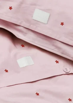 Juna Daisy Sengetøj B 200 x L 220 cm - Økologisk bomuld - Pink/rød