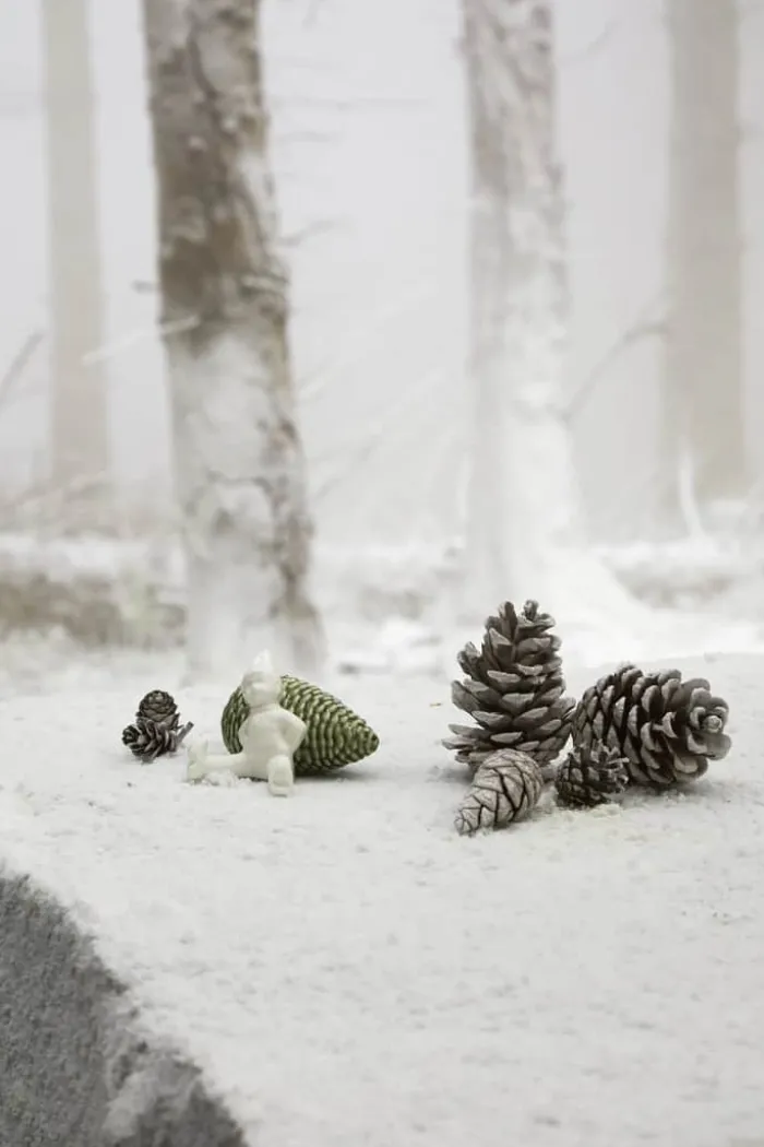 Kähler Christmas Tales Figur - Juleglæde H 5,5 cm - Glaseret benporcelæn - Hvid