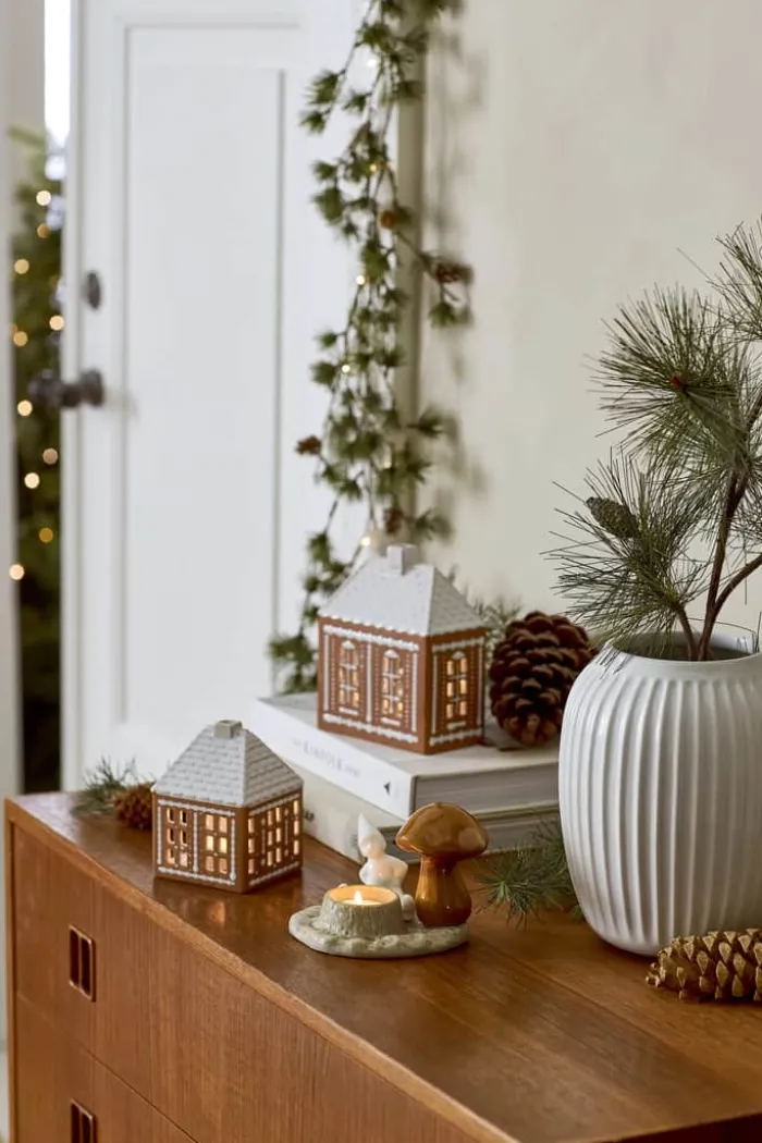 Kähler Christmas Tales Fyrfadsstage - Julelys H 9,5 cm - Glaseret benporcelæn - Hvid