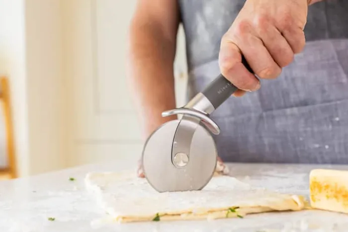 KitchenAid Classic Pizzaskærer L 23,5 cm - Rustfrit stål - Grå
