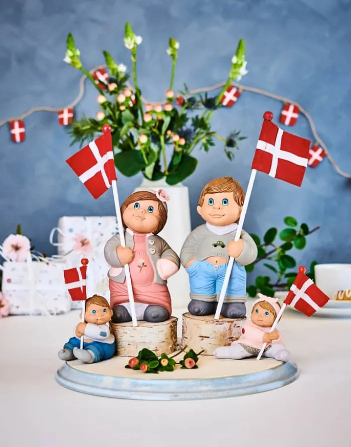 Klarborg Fødselsdagsdreng m. flag H 11 cm - Keramik - Lyseblå