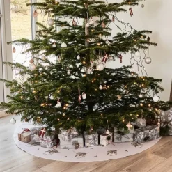 Klarborg Juletræstæppe - Nisserik Ø 140 cm - 100% bomuld - Multifarvet