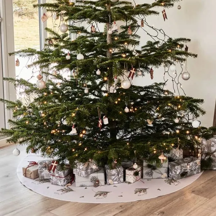 Klarborg Juletræstæppe - Nisserik Ø 140 cm - 100% bomuld - Multifarvet