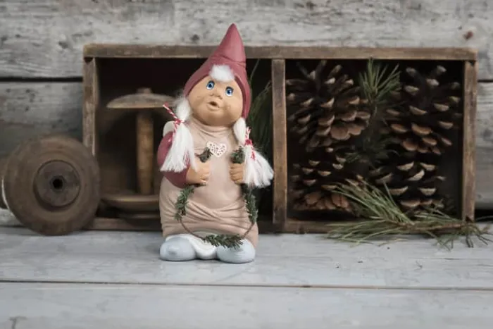 Klarborg Nisse - Trine H 19 cm - Keramik - Rød/ Grå