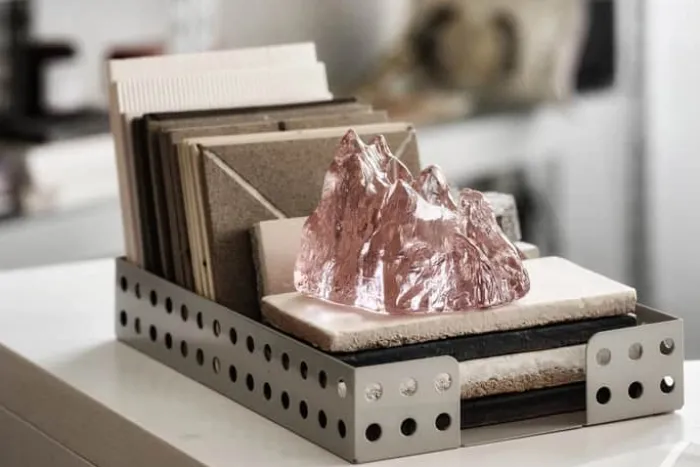 Kosta Boda The Rock Fyrfadsstage H 9,1 x B 14 x L 12,3 cm - Krystalglas - Pink
