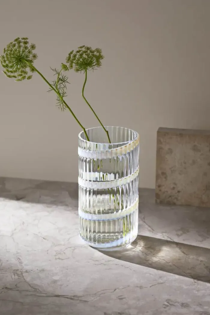 Lyngby Porcelæn Lyngby Vase Swirl Ø 14,5 x H 25 cm - Mundblæst glas - Swirl hvid