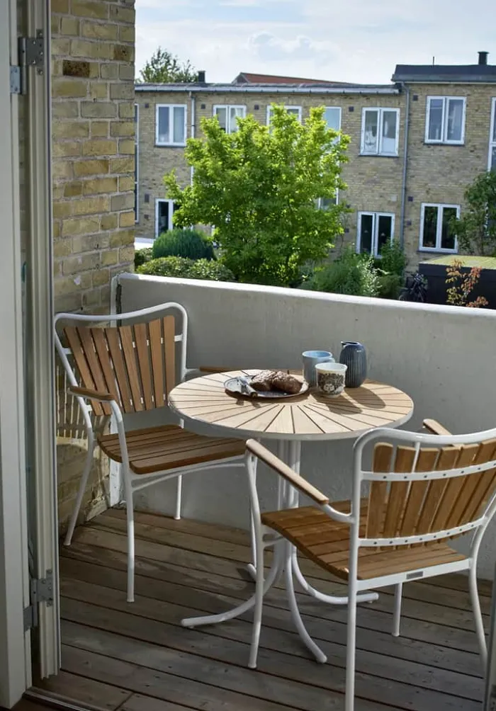 Mandalay Marguerit Cafébord H 68 x Ø 70 cm - Teaktræ/aluminium - Hvid