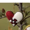 Medusa Copenhagen Juleophæng - Flettet hjerte H 7,5 x B 7 cm - Perler - Rød/hvid