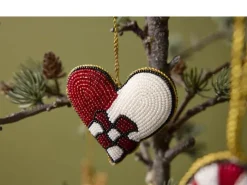Medusa Copenhagen Juleophæng - Flettet hjerte H 7,5 x B 7 cm - Perler - Rød/hvid