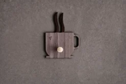 Minifabrikken Knage - Kaffekop H 11,5 x B 8,8 x D 2 cm - Valnød/messing