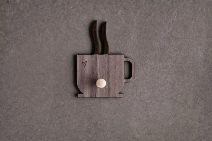 Minifabrikken Knage - Kaffekop H 11,5 x B 8,8 x D 2 cm - Valnød/messing