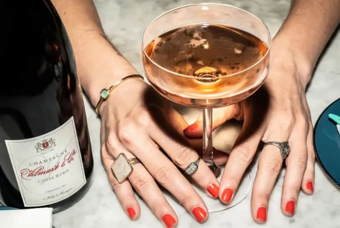 New Mags Better with Bubbles: Traveling the World through Champagne and Sparkling Wine - Af Ariel Arce 208 sider - Hardcover