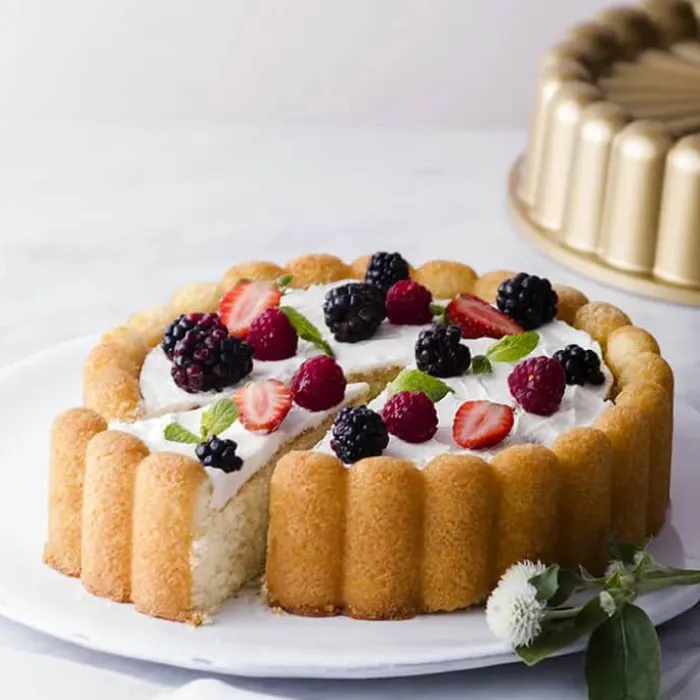 Nordic Ware Gateau Charlotte Kageform Ø 22,2 x H 5,7 cm - Aluminium - Guld