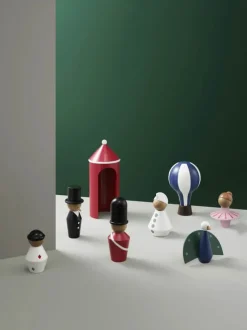 Normann Copenhagen Tivoli Tale Figurines Skilderhus H 22,5 x Ø 9 cm - Malet eg - Lollipop Rød