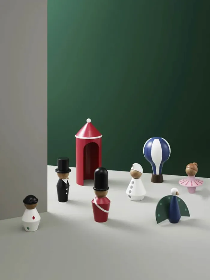 Normann Copenhagen Tivoli Tale Figurines Skilderhus H 22,5 x Ø 9 cm - Malet eg - Lollipop Rød
