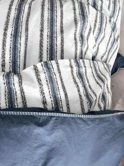 omhu x Mads Barfod Streamline Sengetøj B 140 x L 220 cm - Bomuld - Aqua
