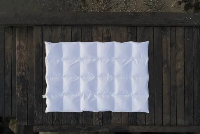 Quilts of Denmark Femø Helårsdyne B 140 x L 220 cm - Moskusdun - Bæreevne: 725 CUIN