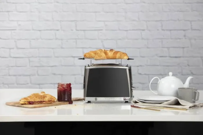 Russell Hobbs Matte Black Brødrister 2 skiver - Løft og kig-funktion - Krummebakke