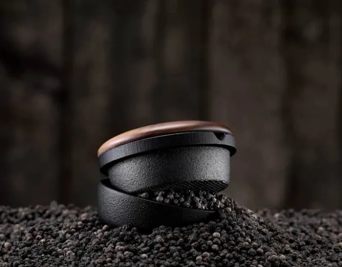 Skeppshult Swing Stor krydderikværn H 5,5 cm - Støbejern/valnød - Sort/træ