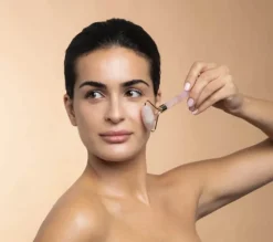 SMUK skincare Faceroller L 14,5 cm - Rosakvarts - Lyserød
