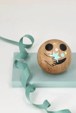 Spring Copenhagen Figur Emotion - Big Bang Ø 7 cm - Certificeret egetræ - Natur