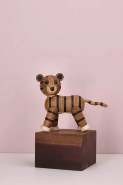 Spring Copenhagen Tiger - Shiva H 12 cm - Certificeret egetræ - Natur