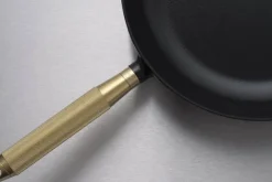 Staub Stegepande Ø 28 cm - Støbejern - Sort/Messing