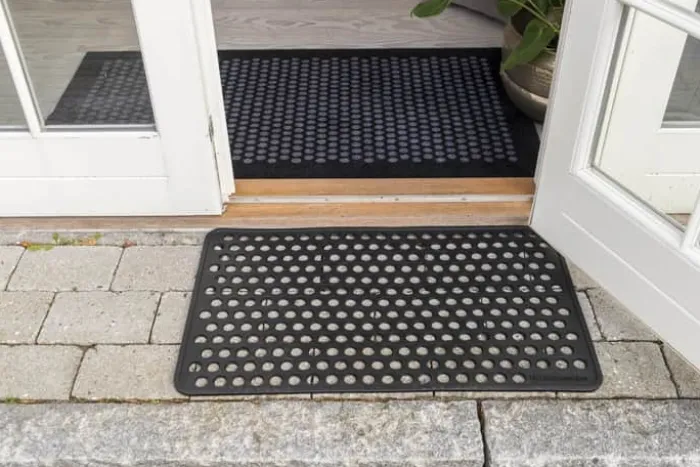Tica Copenhagen Dot Dørmåtte B 45 x L 75 cm - Gummi - Sort