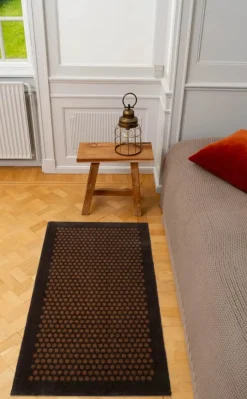 Tica Copenhagen Dot Gulvtæppe B 67 x L 120 cm - Polyamid/vinyl - Brun/cognac